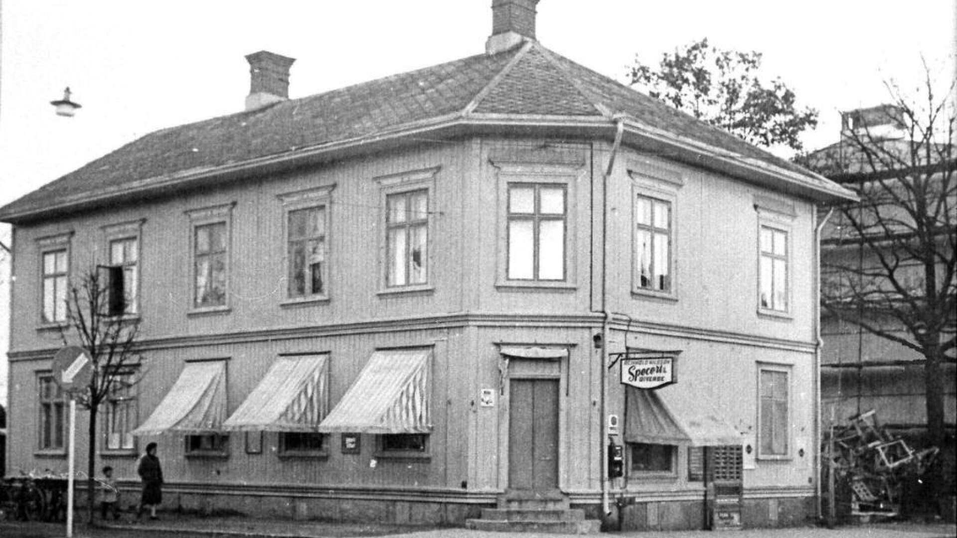 I hörnet av Västra Storgatan och Billerudsgatan låg på 1950-talet fortfarande det hus som då inrymde Reinhold Nilssons speceriaffär. Huset revs när det skulle byggas nytt på tomten, alltså det hus där Handlar´n har funnits på senare år.