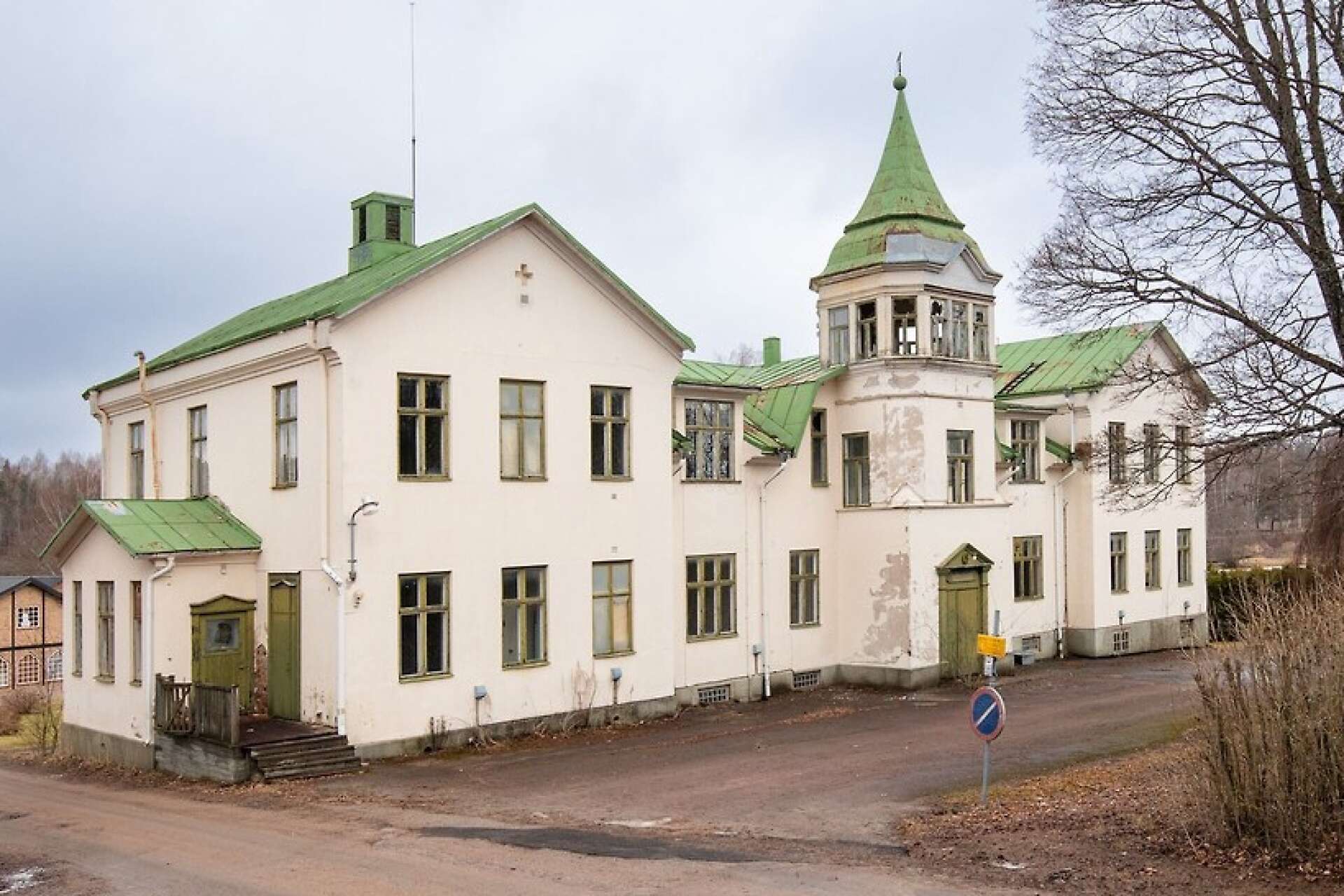 Den stora tidigare kontorsbyggnaden på bruksområdet i Munkfors är till salu och det har redan inkommit bud på fastigheten.