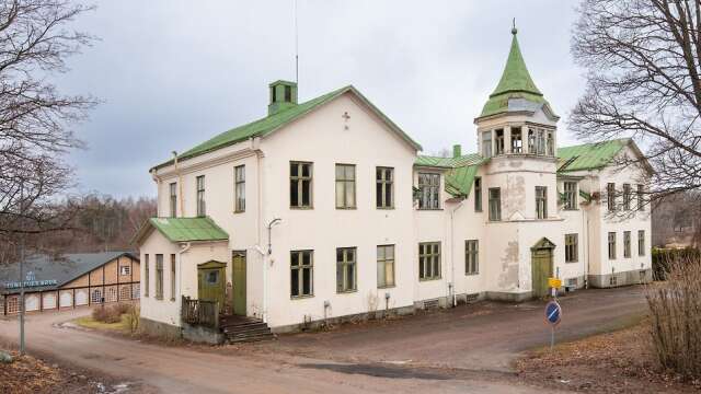 Den stora tidigare kontorsbyggnaden på bruksområdet i Munkfors är till salu och det har redan inkommit bud på fastigheten.