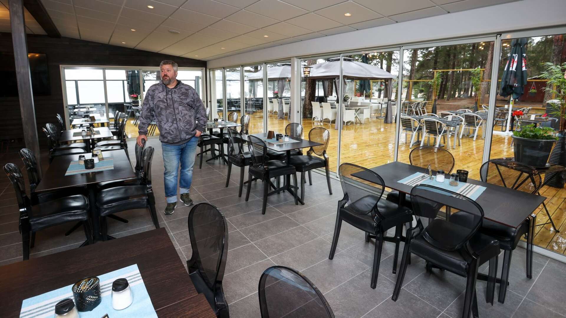 Tomas Kindberg visar upp den utbyggda restaurangen på Bomstadbadens camping där alla nya möbler kommer från Casino Cosmopol i Göteborg.
