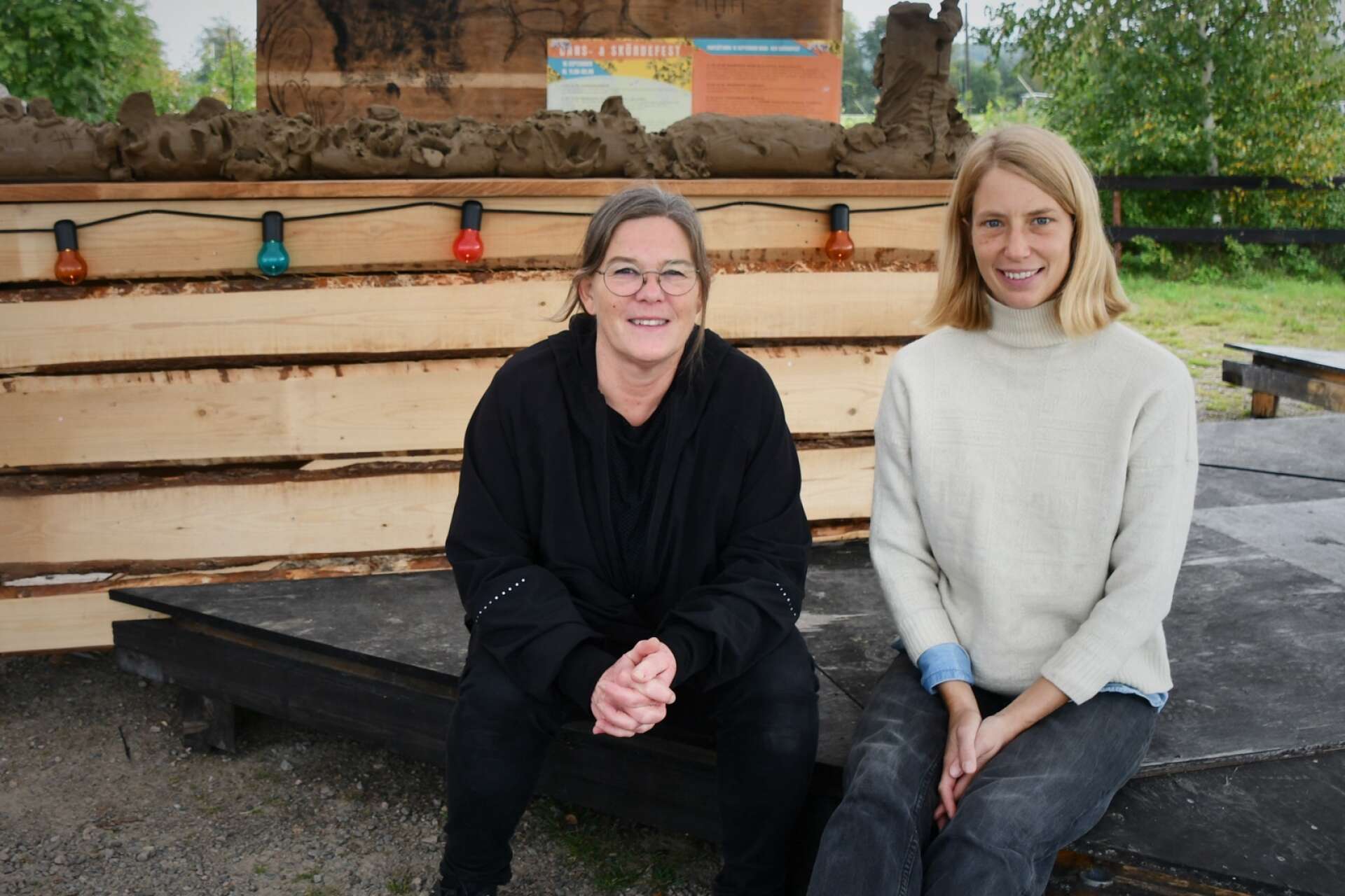 Tina Eriksson Fredriksson, verksamhetsutvecklare på Riksteatern och Anna Asplind, konstnärlig projektledare för dansprojektet Rural movements gladdes åt att dans- och skördemarknaden vid Sjösala dragit i gång.