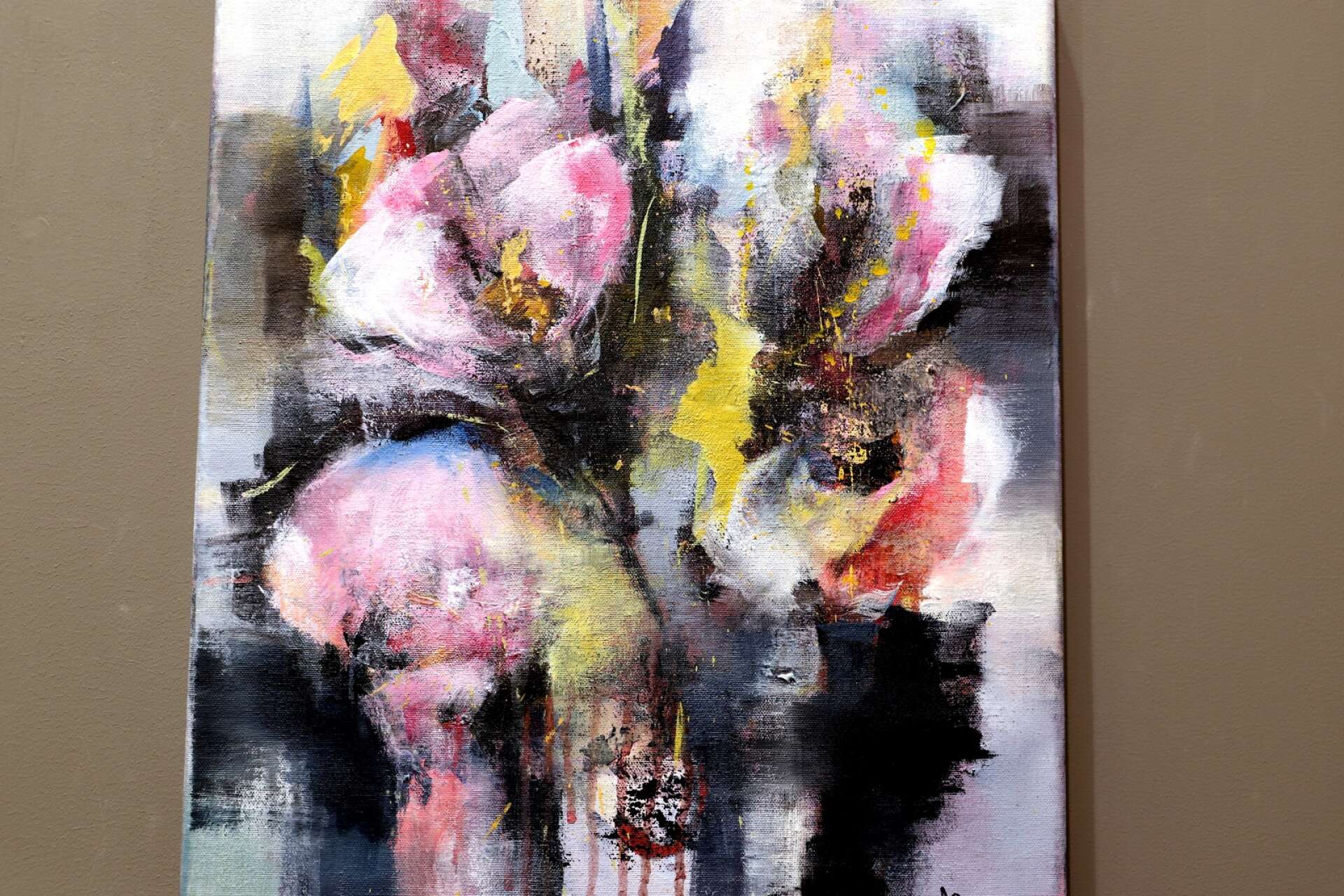 Malin Hjalmarsson målar med abstrakt utgångspunkt, men det kan smyga sig in former av såväl kvinnor som blommor och djur i hennes akrylmålningar.