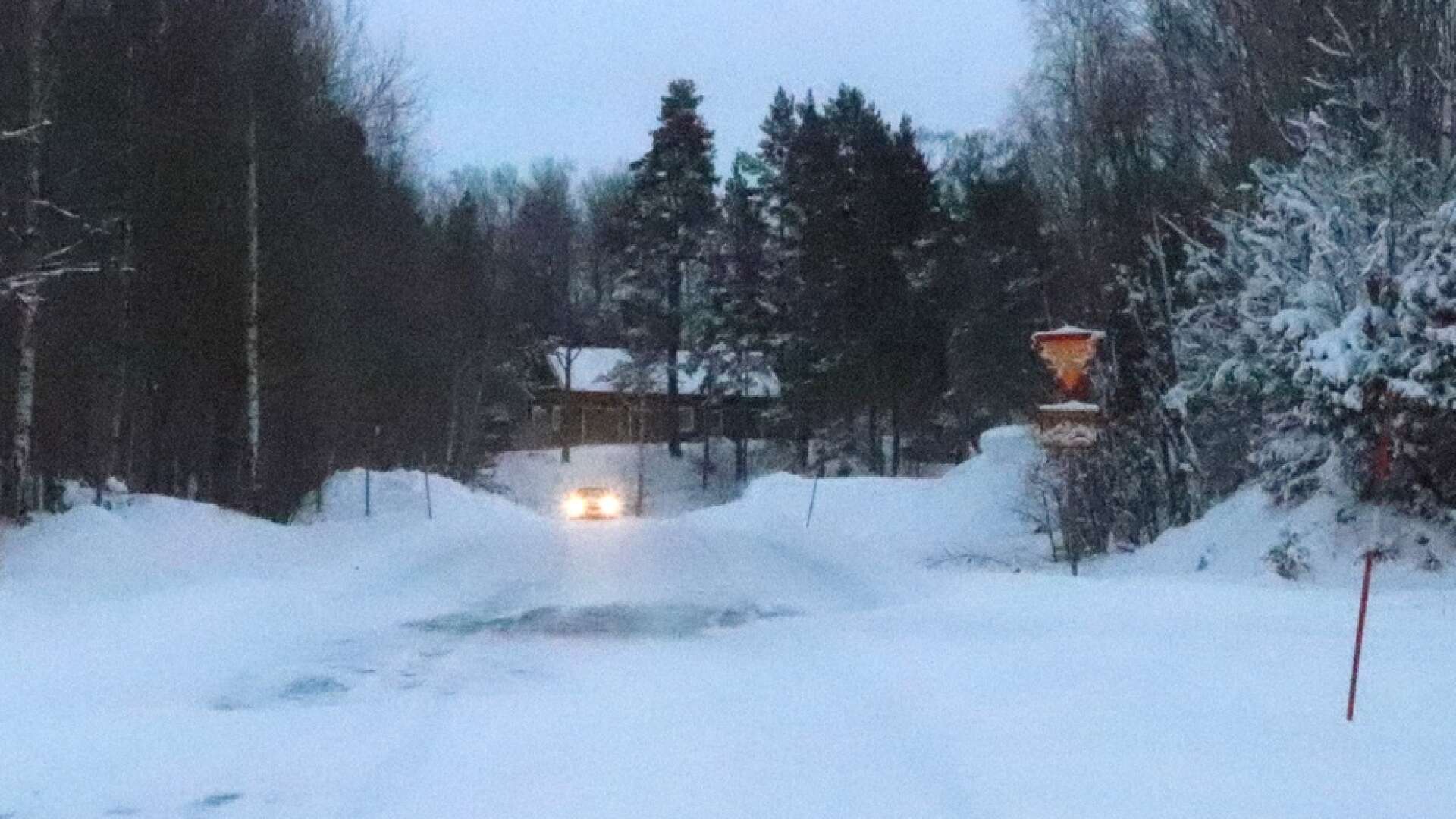 Snön yrde i Hjobygden och Trafikverket rekommenderade inte att köra på det mindre vägnätet. En av de hårdast drabbade var Bruntorpsvägen mellan Korsberga samhälle och väg 194 där det var stopp under nyårsdagen. 