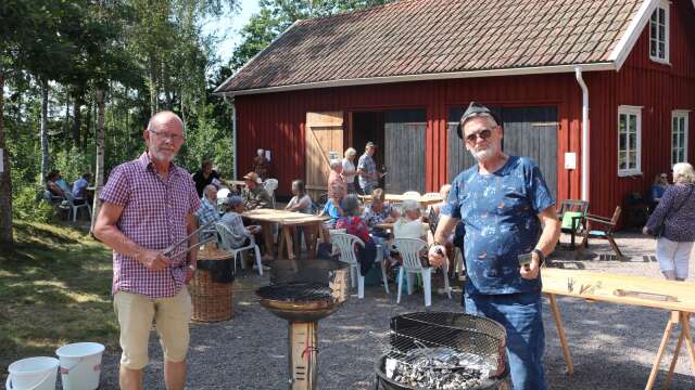 Lasse Johansson och Lennart Storm gör sig redo för grillning.
