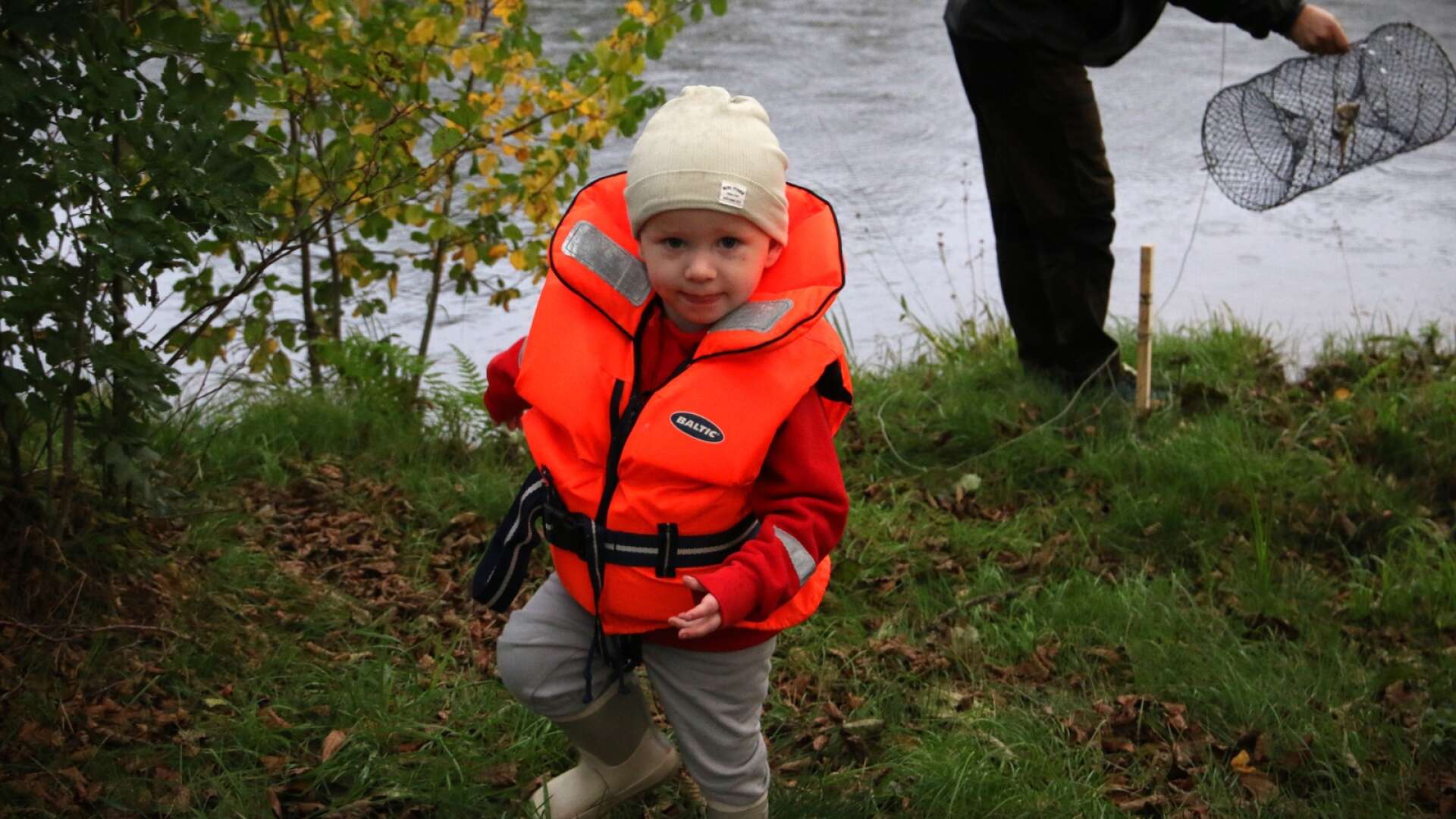 Walter Michel, 2,5 år, följde med morfar, bonusmormor och gammelmorbror på kräftfiske i Letälven.