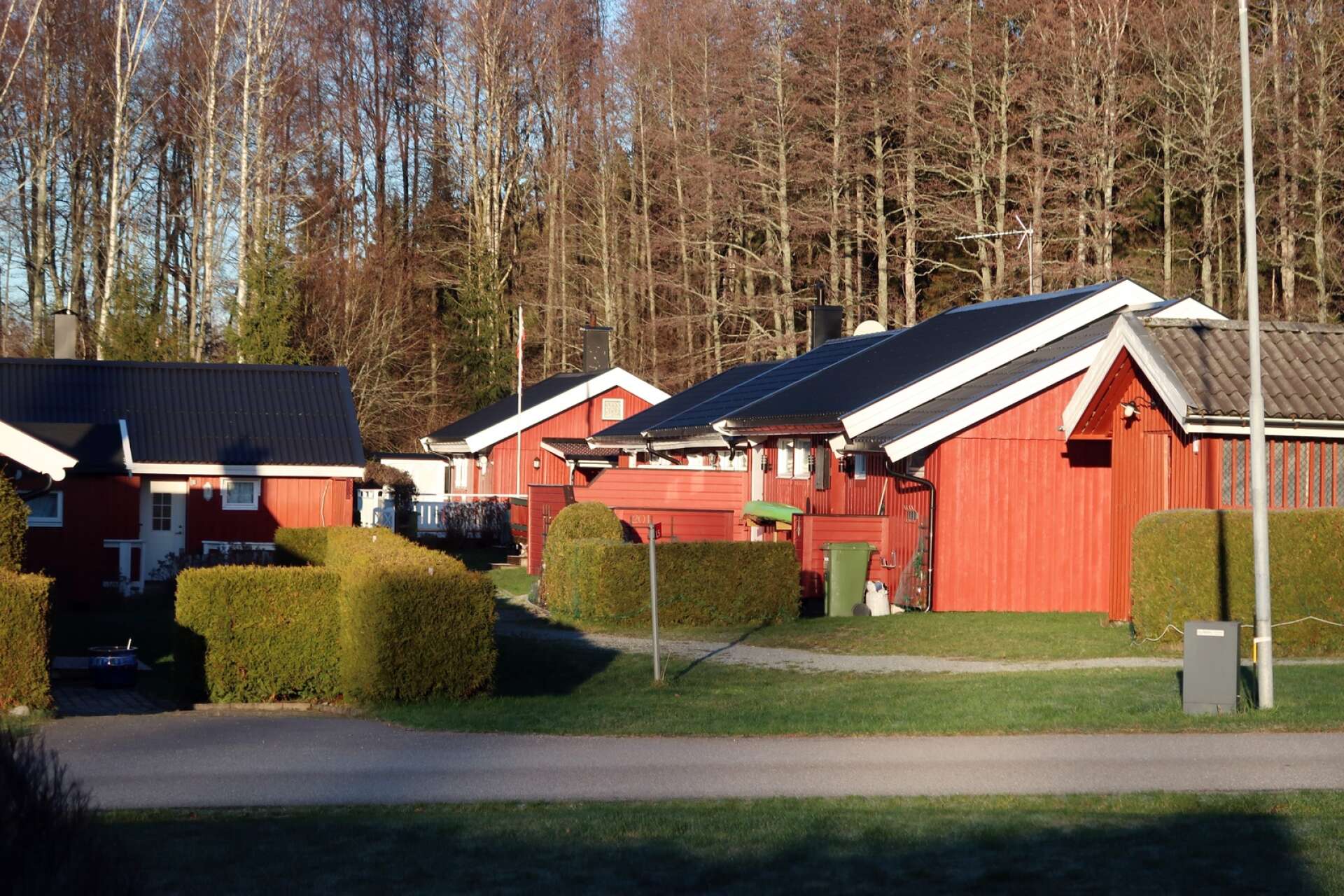 Alla hus på det nästan helt norskägda stugområdet på Furnäs är röda. Det nya huset blir inget undantag.