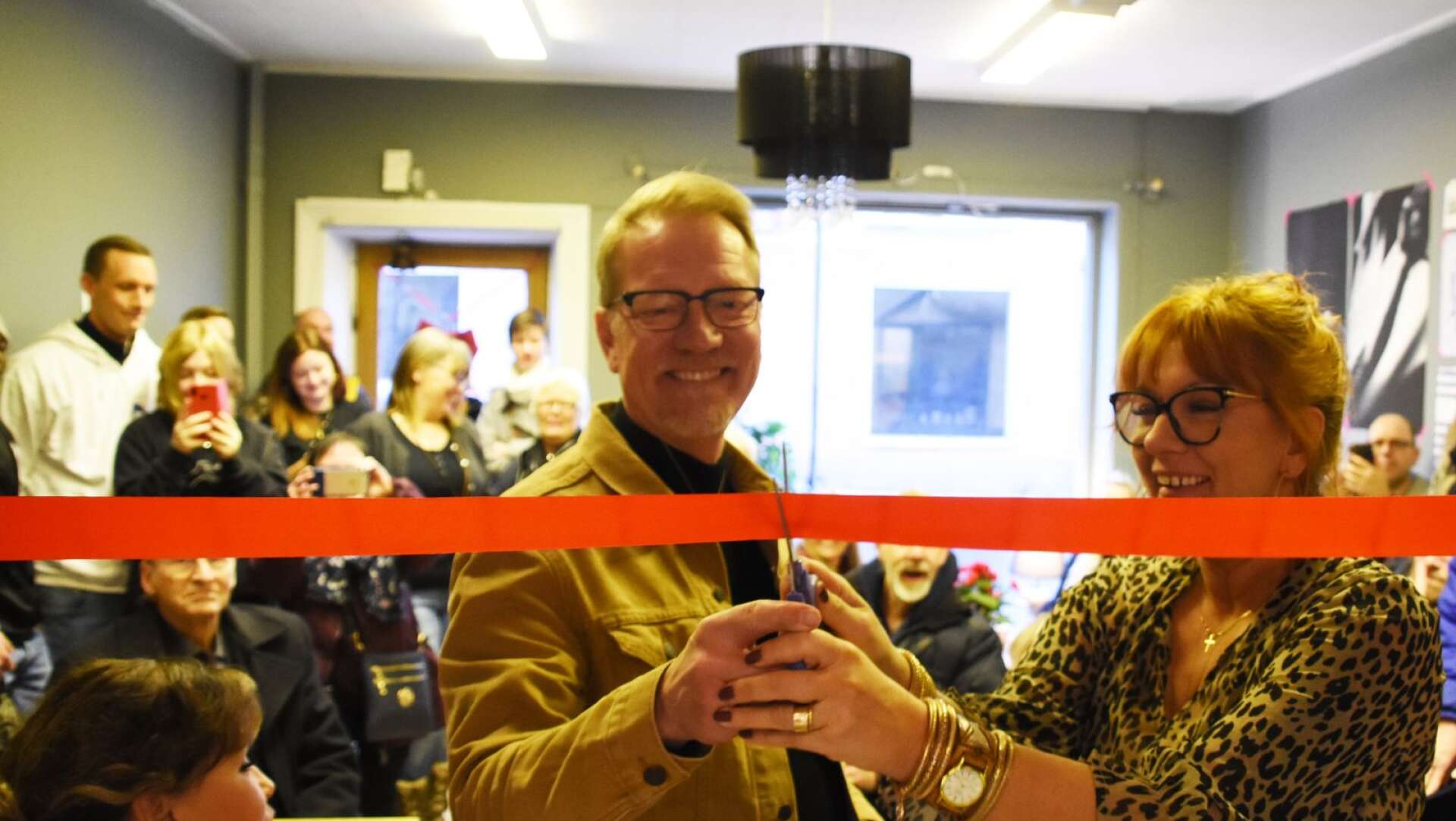 Hans Wikström, verksamhetsledare för LP-verksamheten i Sverige och Nina Eriksson, enhetschef för ungdoms- och kvinnoarbetet klippte högtidligt det röda bandet vid invigningen av den nya verksamheten.