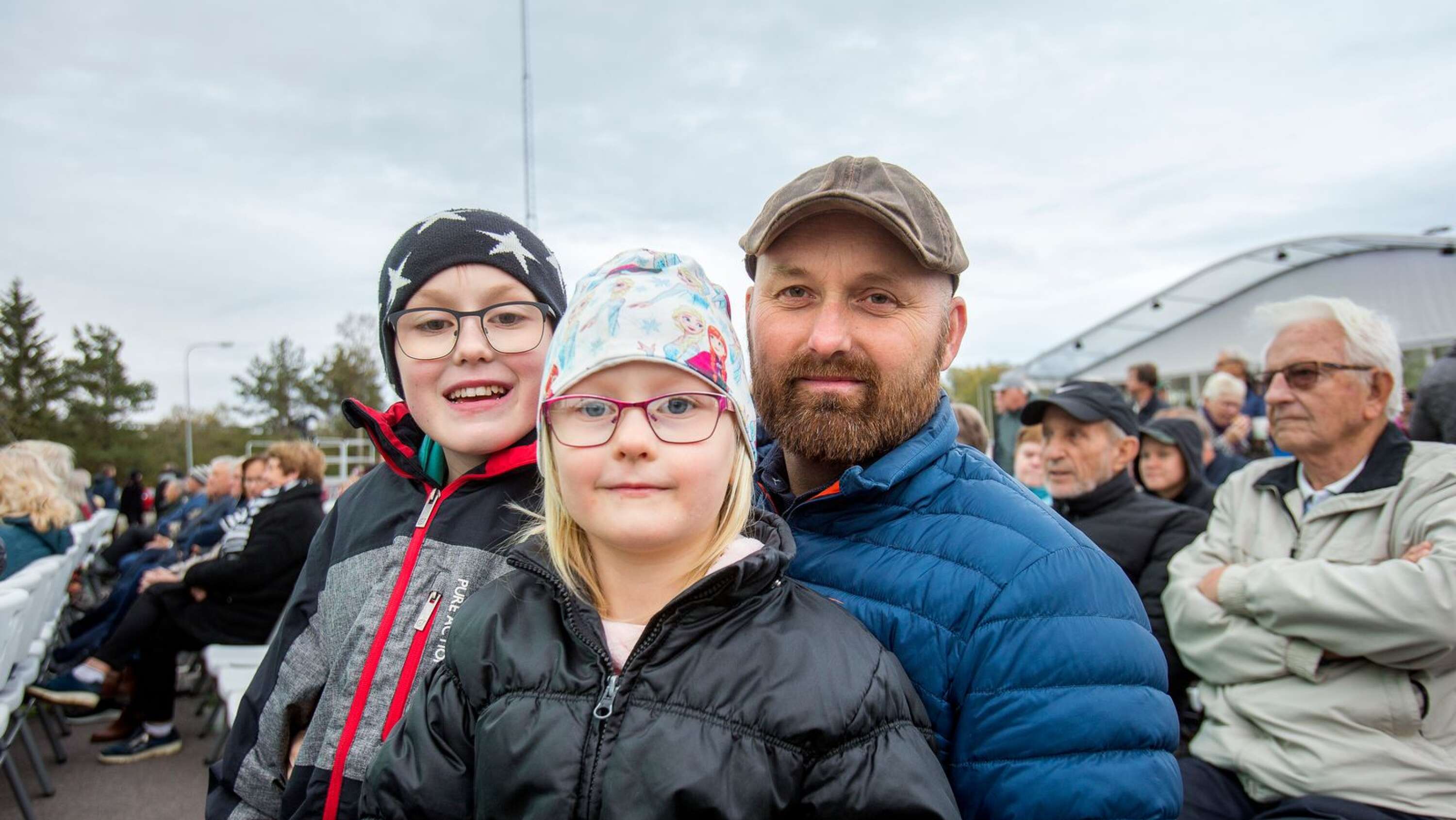  Johnny Jacobsson, 48, från Grums med barnen Viktor Edelund, 12 och Saga Edelund, 6.
