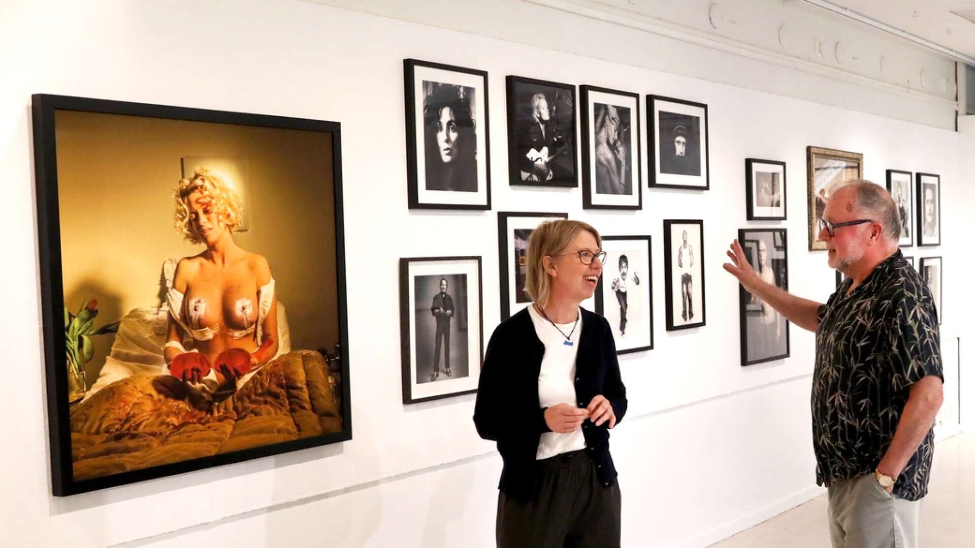 Per Forendal och Elinor Karlsson visar Elisabeth Ohlsons bilder på Falbygdens Museum.