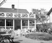 Inne på gården låg Fenix med trädgårdsservering och festlokal. Den öppnades 1929 och var i drift till 1951.