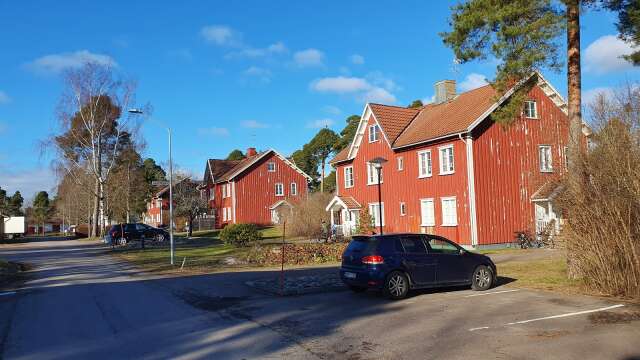 Det som var förvånande är att kommunen inte fortsatte med Rölon. De bostäderna fick fortsatt stå och förfalla, skriver Lars Westling.