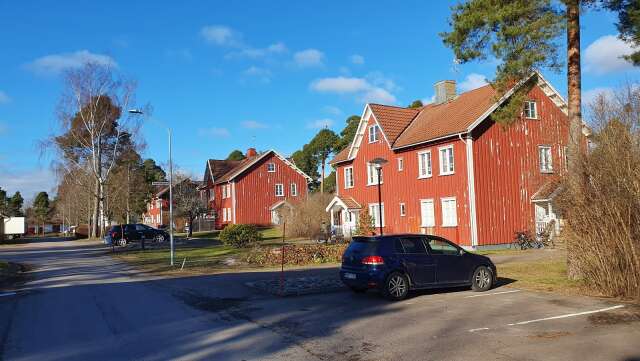 Hammaröbostäder vill riva hälften av de tio byggnaderna på området Rölon.
