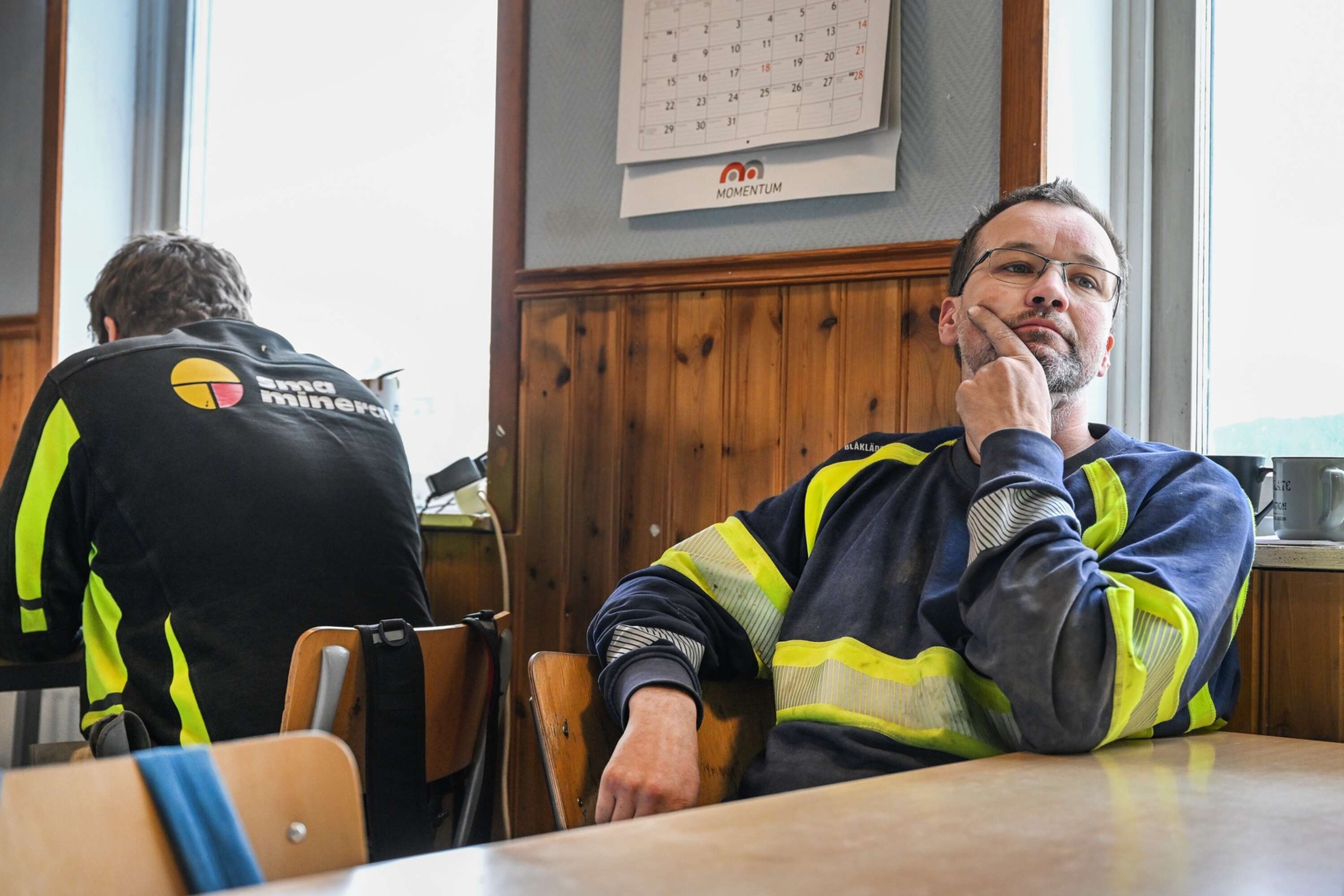 I Gåsgruvans lunchrum funderar Tobias Göransson och de andra anställda vad som kommer att hända nu.