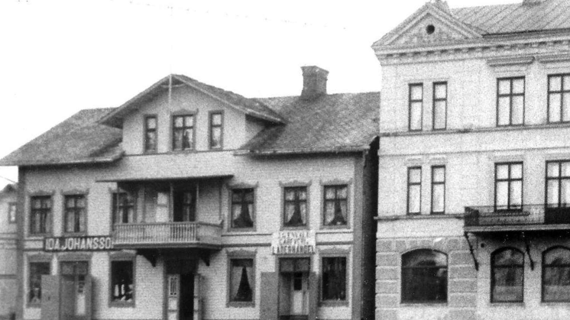 Vid Stortorget kunde man på en skylt läsa ”J G Envall garveri läderaffär”. Huset kom att kallas Envallshuset. Det revs 1965.