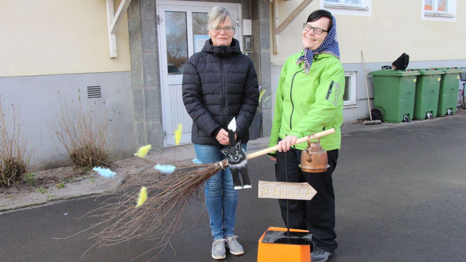 Undersköterskorna Lotta Holm och Marie Olsson vid Hemtjänsten Tranan i Hagfors. Marie Svensson brukar överraska sina arbetskamrater med en ny utsmyckning efter årstid.