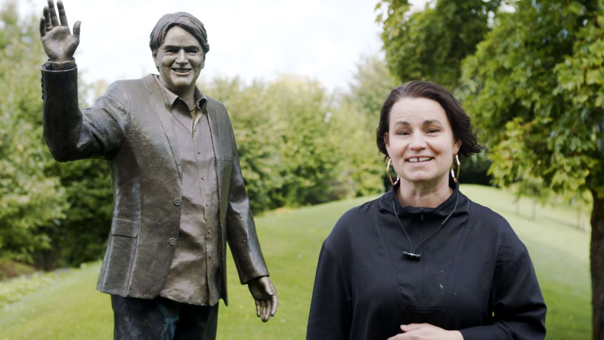 Konstnären Assa Kauppi tog sig an det grannlaga arbetet att göra en staty till Sven-Erik Magnussons minne och ära. Nu är den på plats, på Sandgrundsudden.