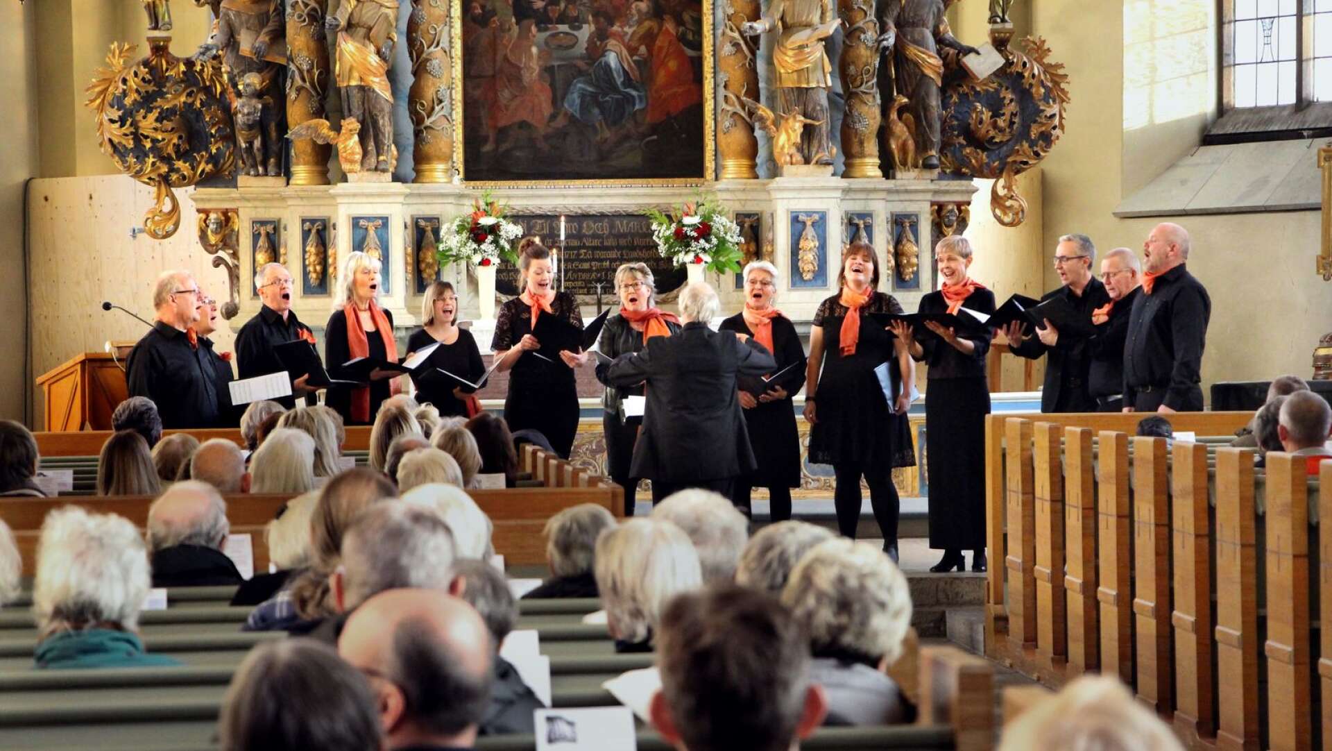 Torsö vokalensemble sjöng under höstens sista Orgelmusik med lunchbaguette“ i Domkyrkan.