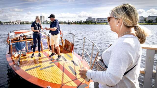 Maivor och Bo Isacson från Småland testar båtbussen på sitt första besök till Karlstad. 