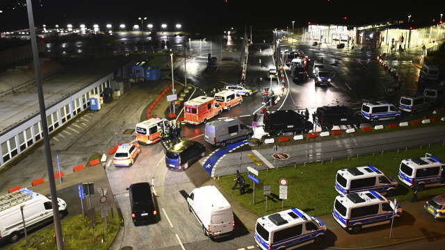 Polisbilar och ambulanser vid Hamburgs flygplats på lördagskvällen.