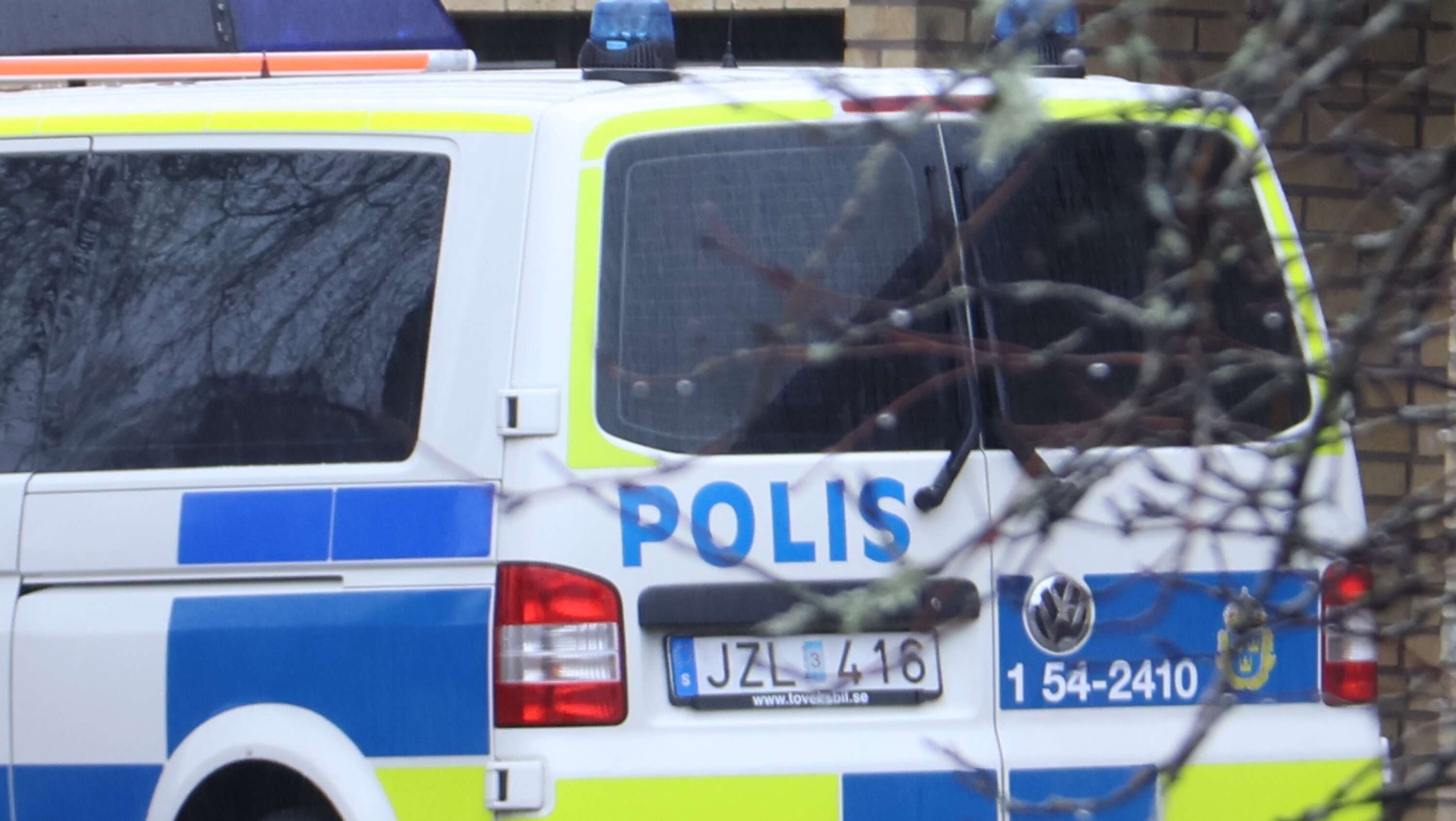 Polisens mobila kontor bevakade adressen i Billingsfors där mordförsöket skedde.