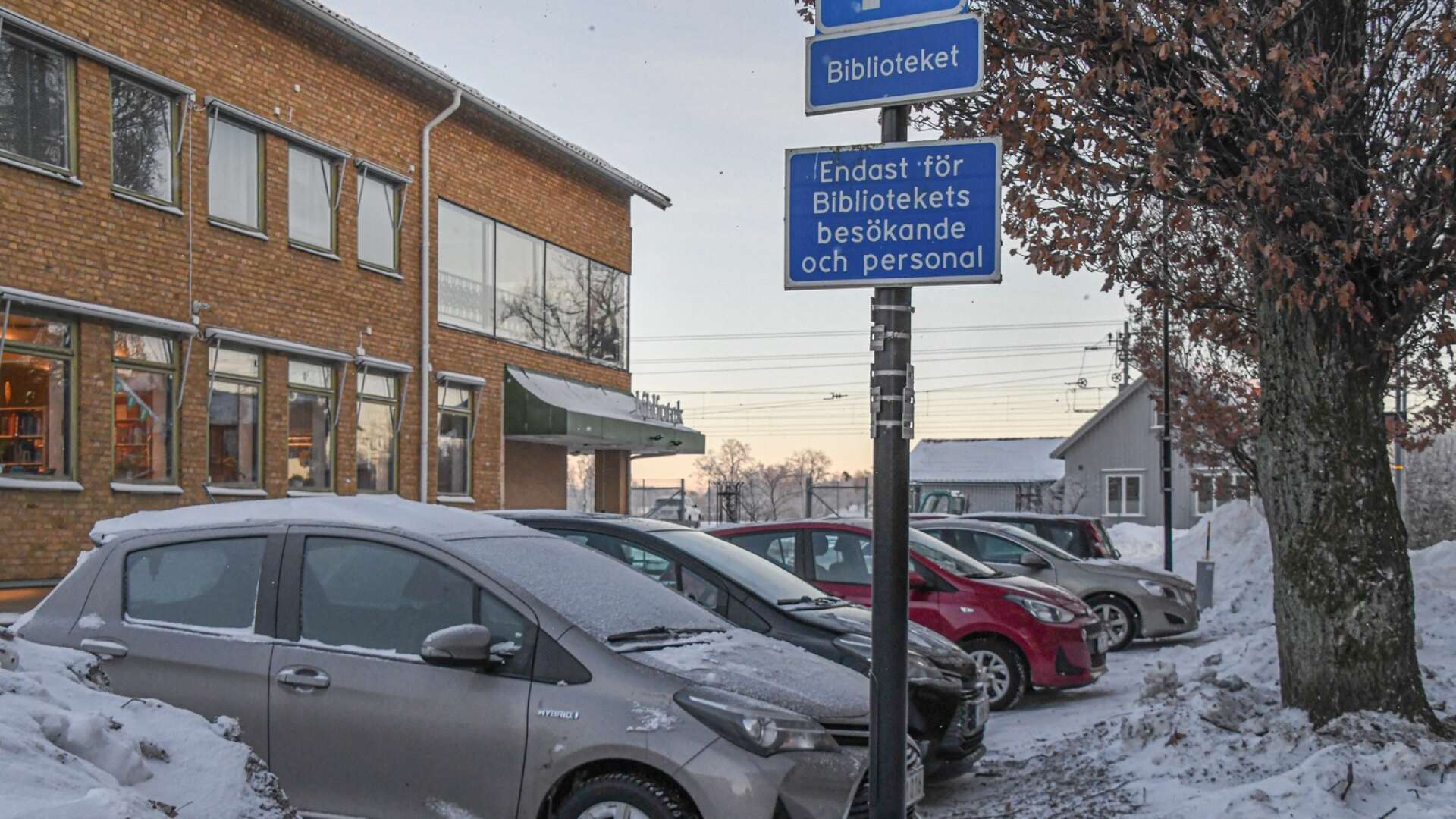 Parkeringsplatserna utanför Töreboda bibliotek är endast avsedda för bibliotekets besökare och personal. Det respekteras dåligt, enligt bibliotekschefen.