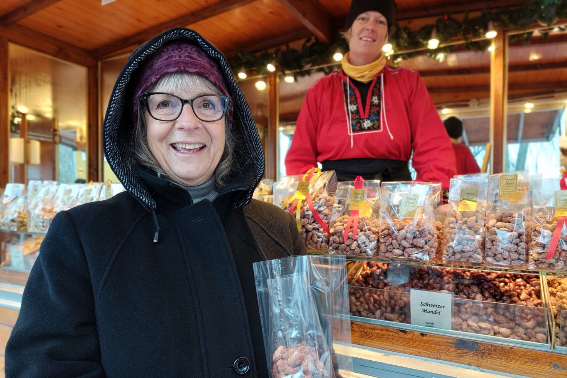 Oroligt i omvärlden, då behöver vi mysiga julmarknader, tycker Nomie Eriksson från Skövde. Bakom syns Nina Danielsson som säljer brända mandlar.