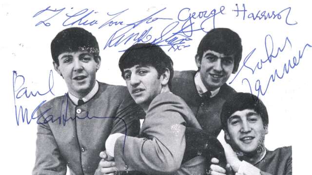 Ett signerat Beatles-foto från konserten i Karlstad hör till dyrgriparna Tracks Ltd. har i sina gömmor.