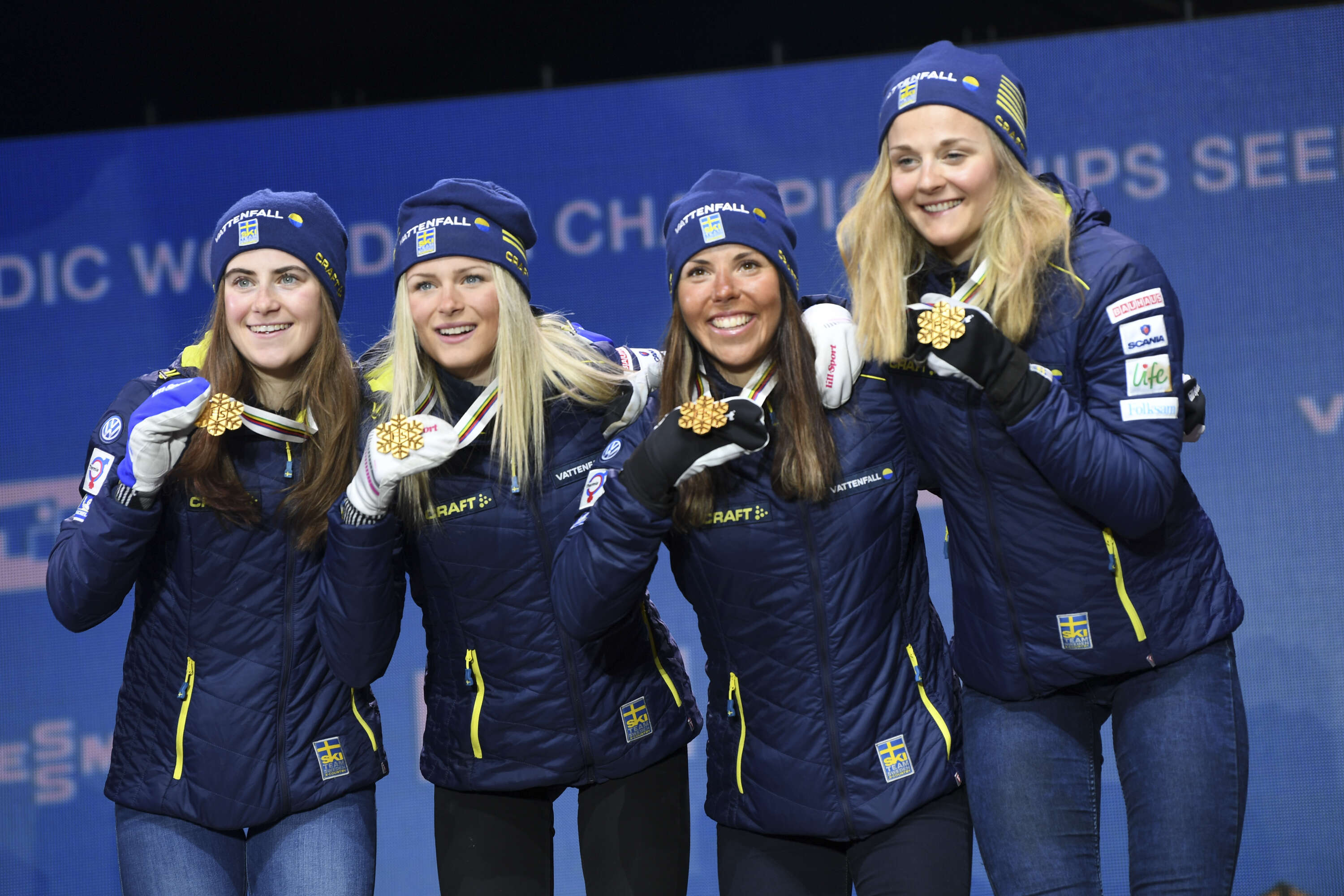 Stina Nilsson (till höger) med sina gamla landslagskompisar Ebba Andersson, Frida Karlsson, Charlotte Kalla efter guldet i stafett i skid-VM 2019.