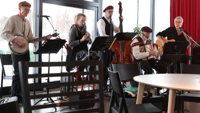 Tibro Celtic Band med Mats, Diana, Ulf, Ingvar och Roger var det musikaliska inslaget.