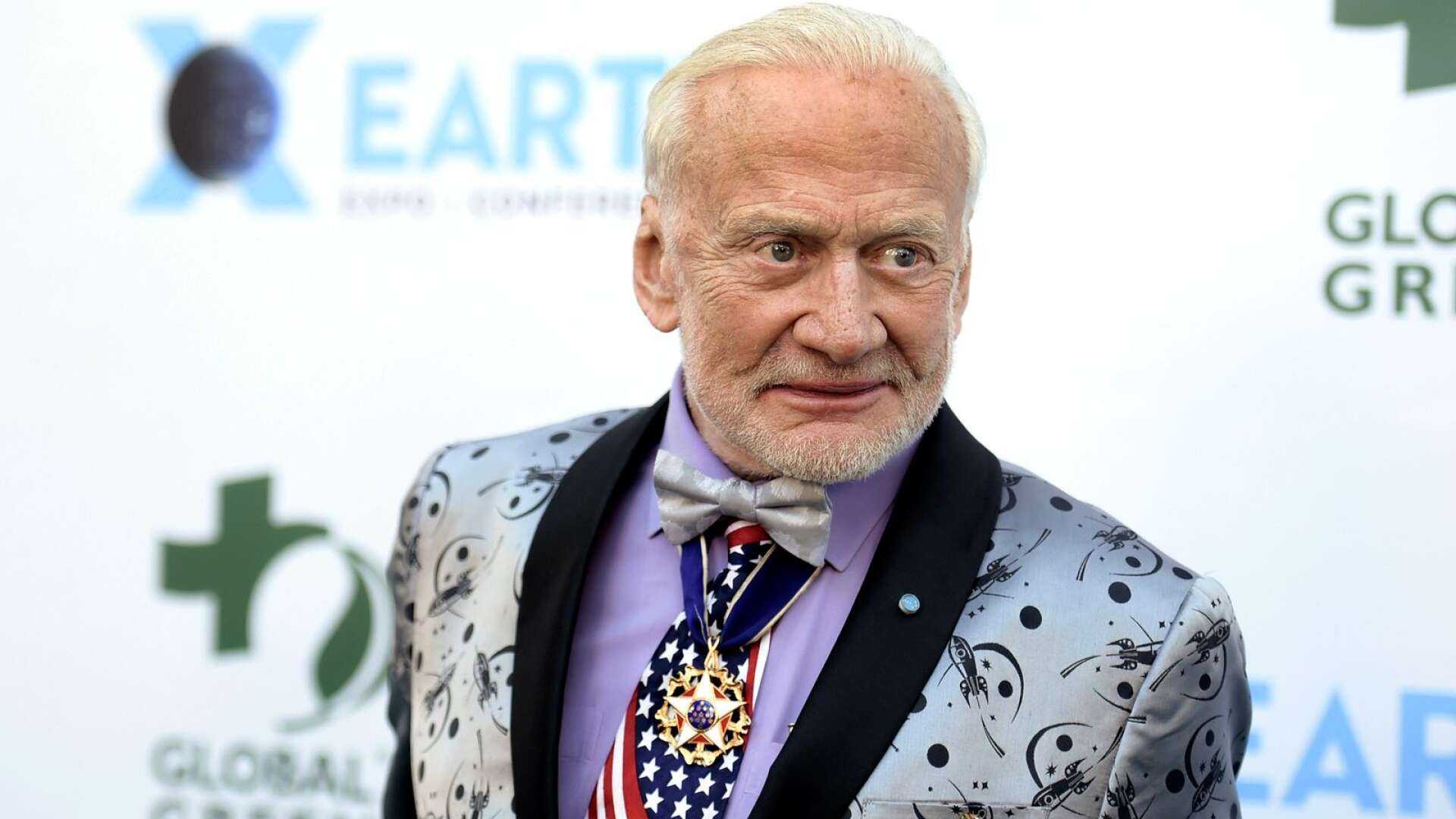 Patriotiskt klädd och med delvis nytt utseende efter en ansiktslyftning: En av rymdfärdernas mest kände astronaut, Värmlandsättlingen Buzz Aldrin.
