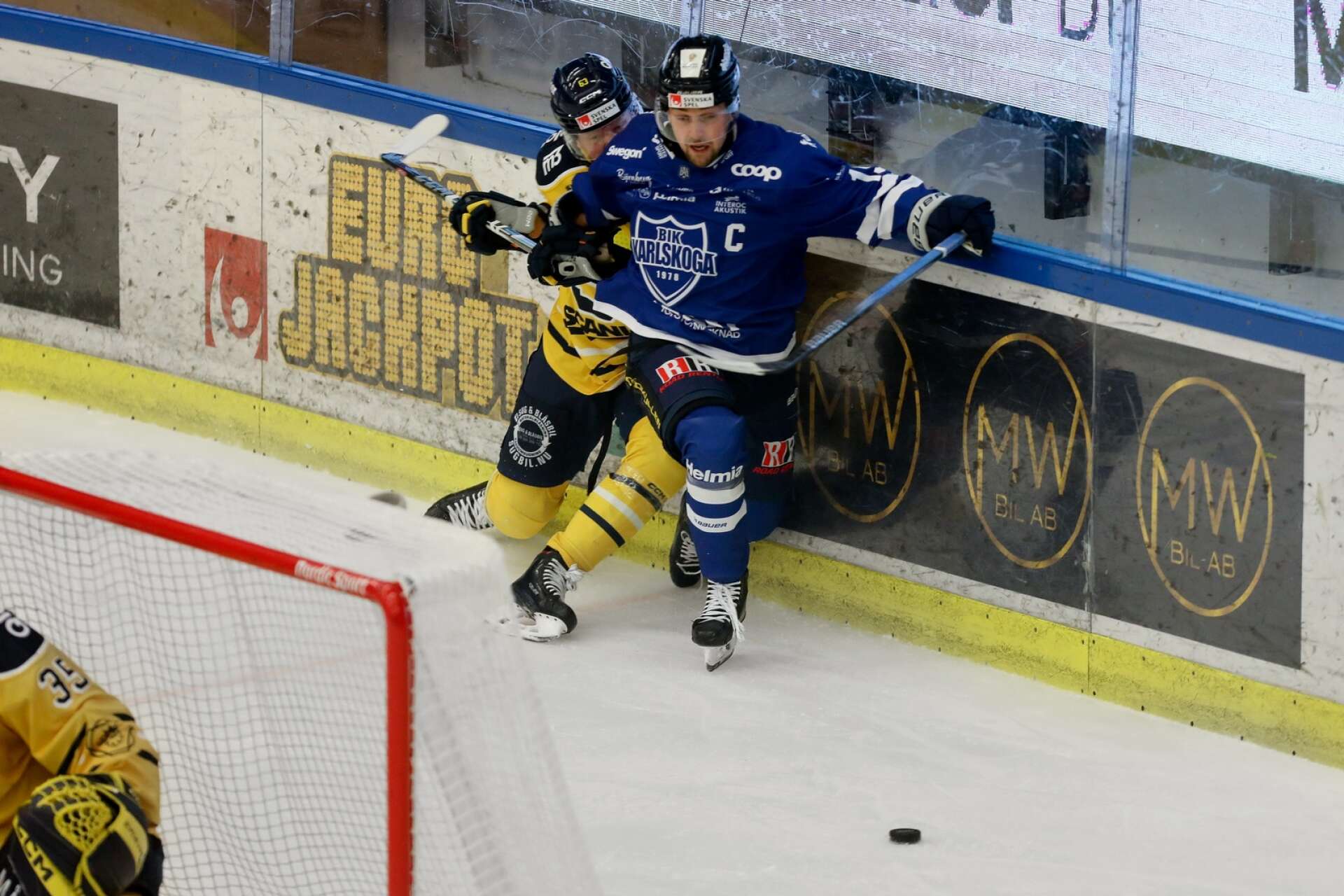 Gustaf Franzén i närkamp med en motspelare.