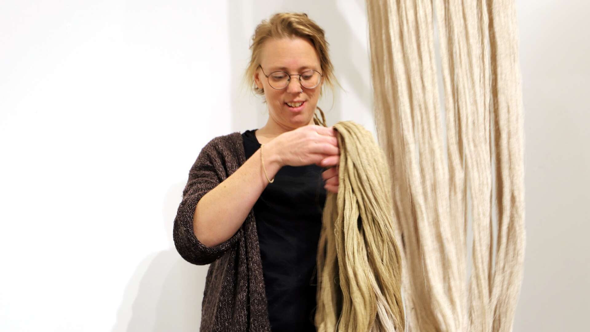 Textilkonstnären Maria Andersson från Årjäng är klar för Vårsalongen på Liljevalchs. Bilden är från en tidigare utställning på Carlstad art gallery, dit hon återkommer i mars.