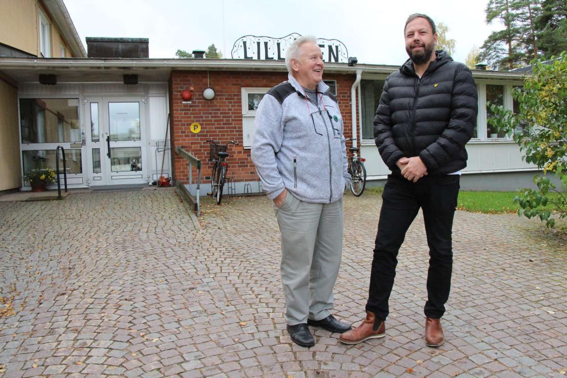 Oberoende realister vill satsa på de äldre. Här är Peter Åkerström och Jens Fischer utanför äldreboendet Lillåsen.