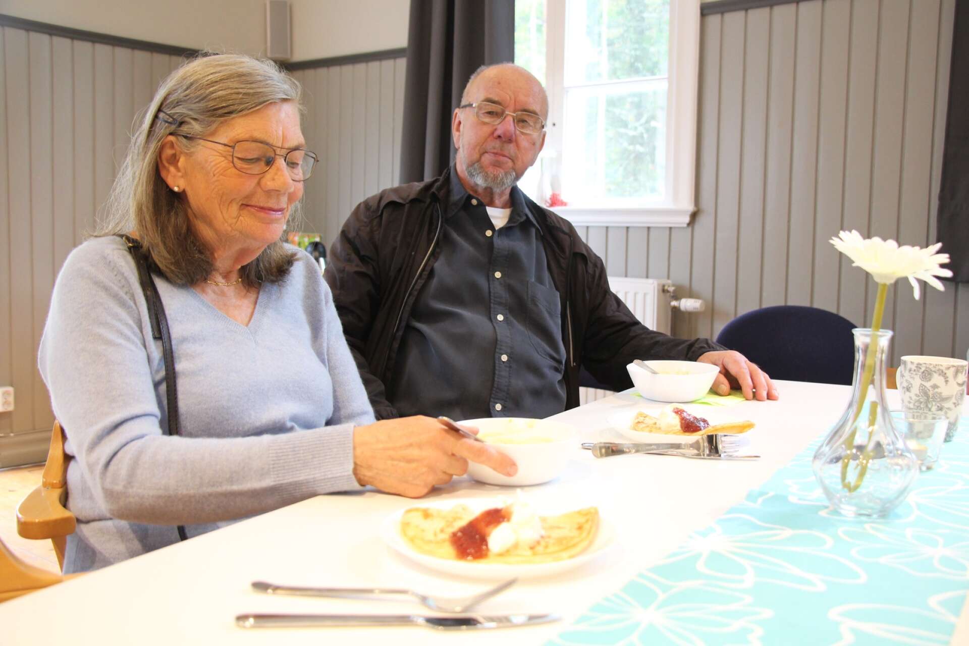 Viveka och Jan Bengtsson lät sig väl smaka av maten. ”Vidunderligt gott”, blev utlåtande om Mona Gustavsson ärtsoppa.