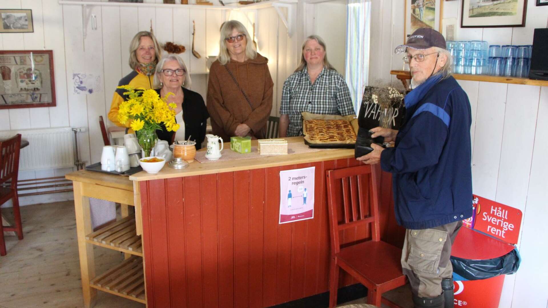 Caféet på Utmarksmuséet i Ransby. Från vänster: Berith Codner, Kicki Larsson, Maja Bergström, Gun Lönnroth och Ingemar Dahlström.