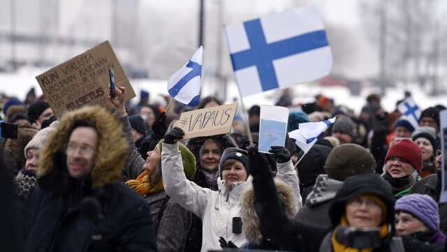 I helgen deltog några hundra personer i en demonstration mot regeringens restriktioner i centrala Helsingfors.