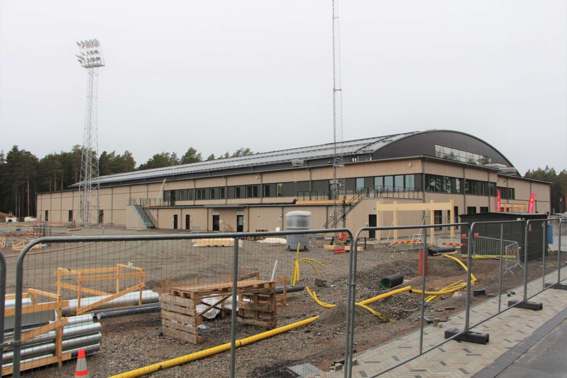 Drygt 130 miljoner kronor har Eva Lisa Holtz arena som är helt byggd i trä kostat där den ligger på det nya arenaområdet Solstadens sportcenter.