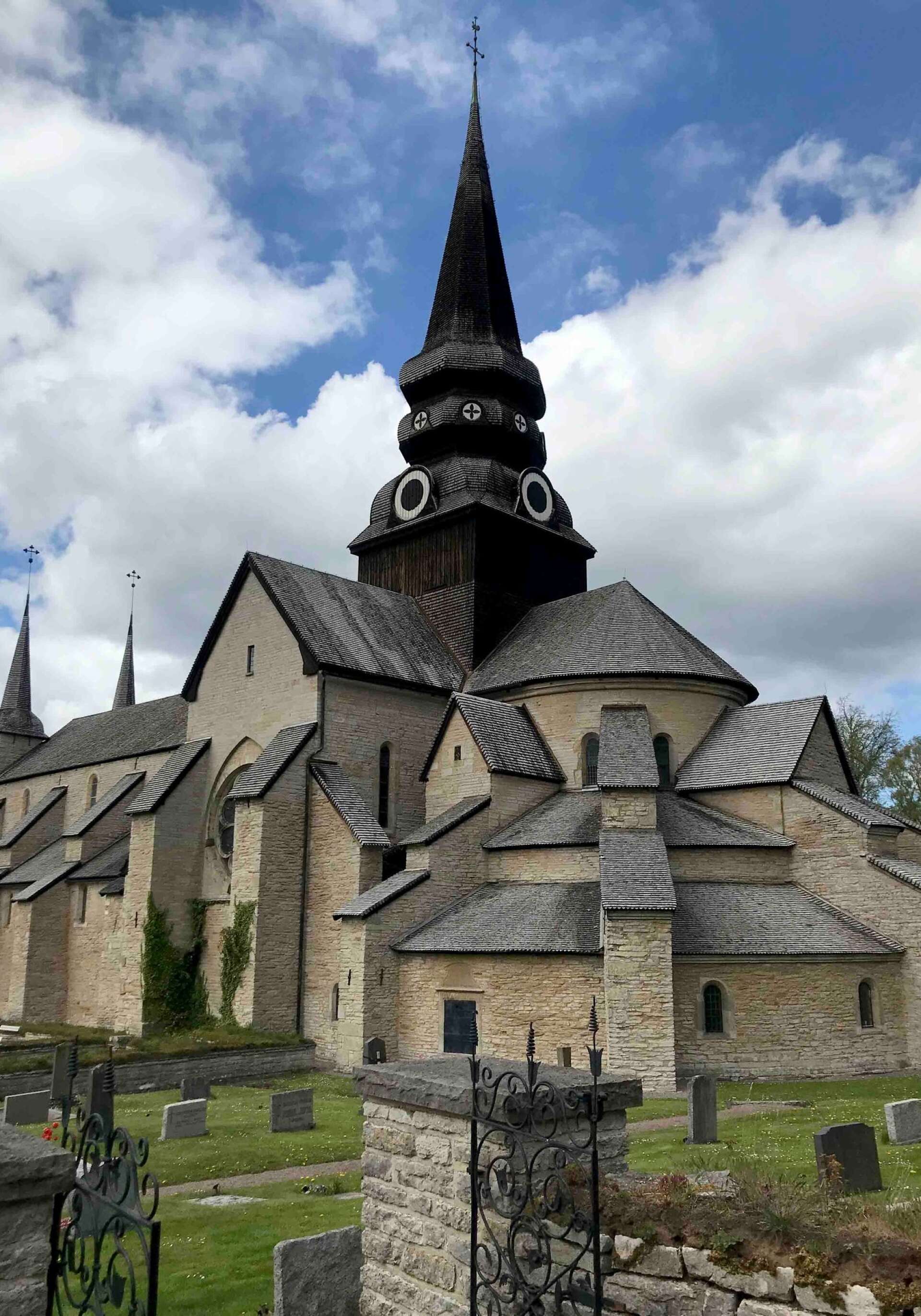Klosterkyrkan i Varnhem. Här ligger bland andra Birger jarl begravd.