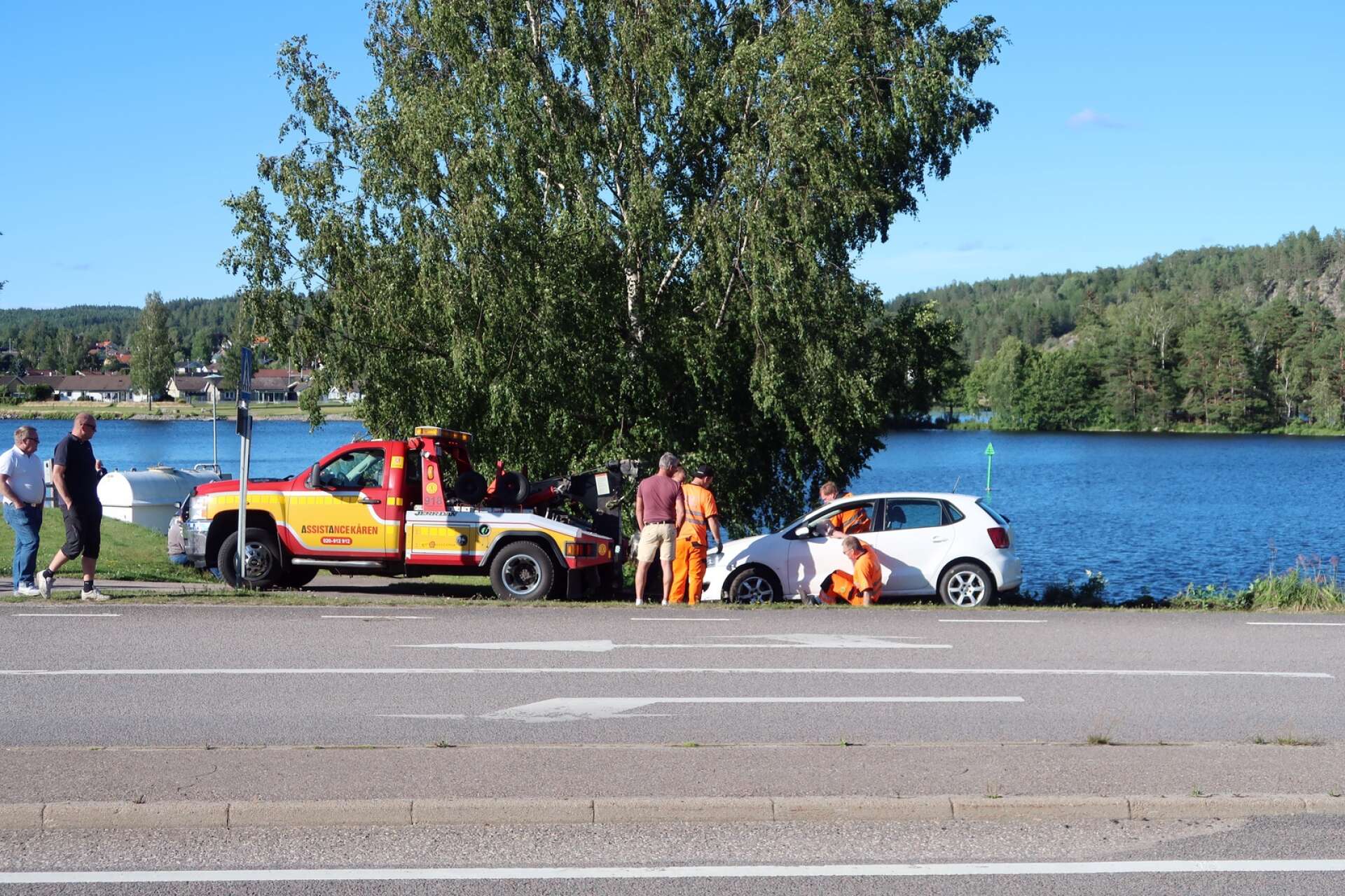 En arkivbild från Dalslänningen när kvinnans bil bärgades ur vattnet.