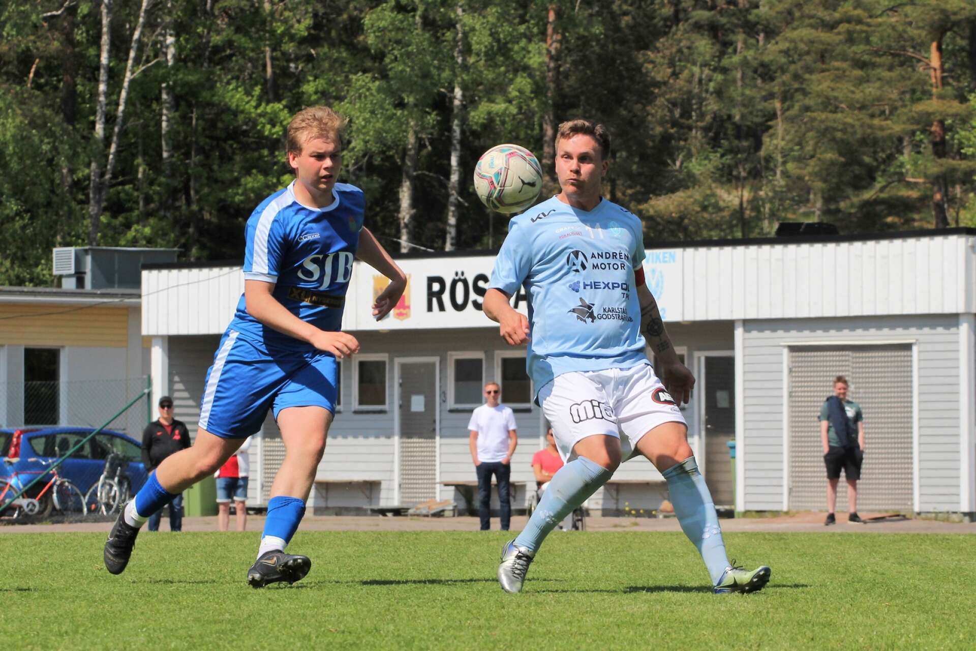 Rasmus Bergström plockar ner bollen medan Max Bryntesson pressar.

Fotboll på Rösvallen, Åmål
Division 4 Bohuslän–Dalsland
IF Viken – Eds FF 0–2 (0–1)