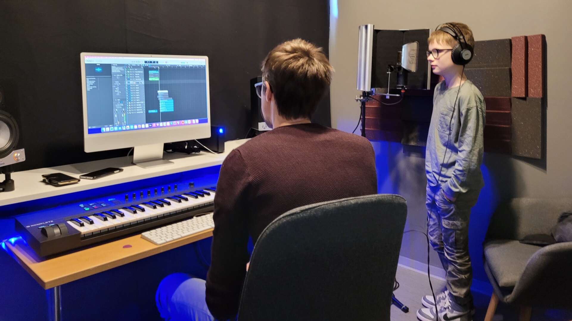 Anders Larsson och Casper Rudin under arbetet i studion.