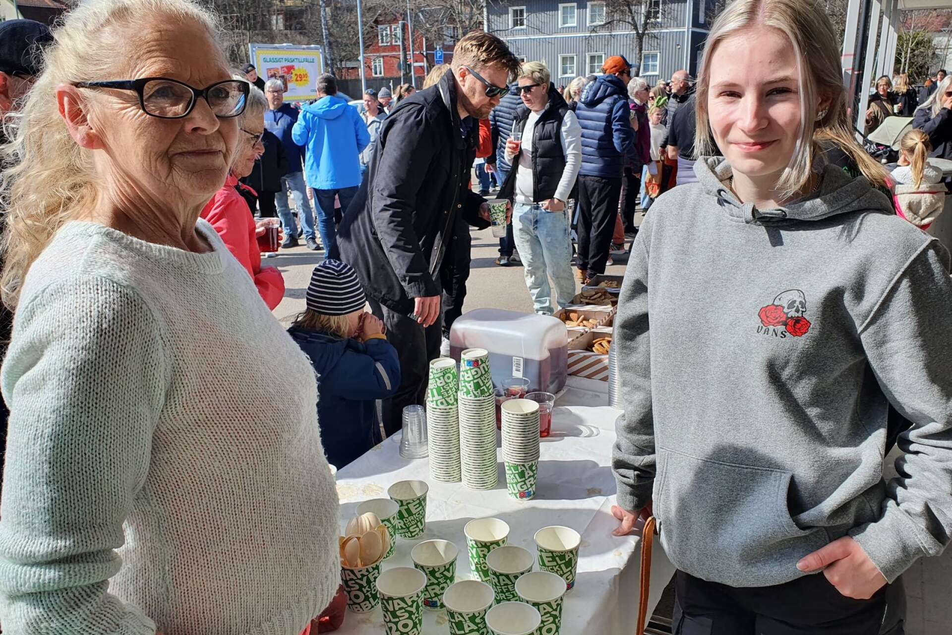 Andréa Albinsson och Yvonne Ahl hjälpte till att servera kaffe och saft vid Styckåsen. ”Så här mycket folk har det aldrig varit förut. Vi har på alla kaffebryggare vi har”.
