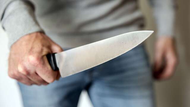 En man bar olovligen kniv i Mitt i city. Bilden är en genrebild.
