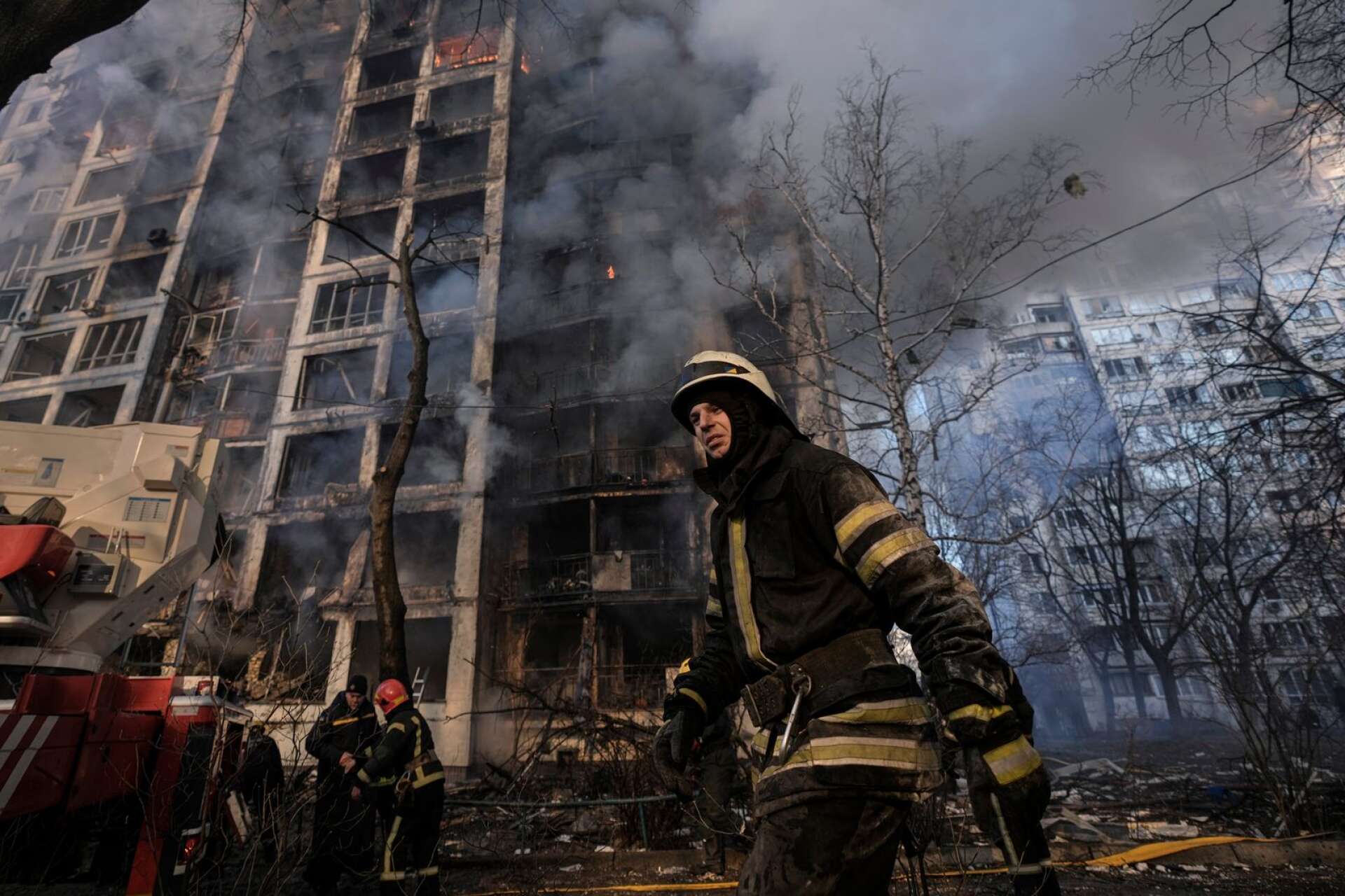 En brandman utanför en bombad byggnad i Kiev.