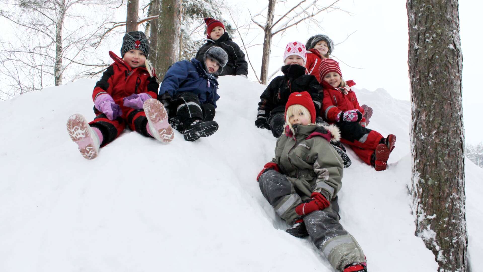 Förskolebarn busar i snön på Björkvallen. 