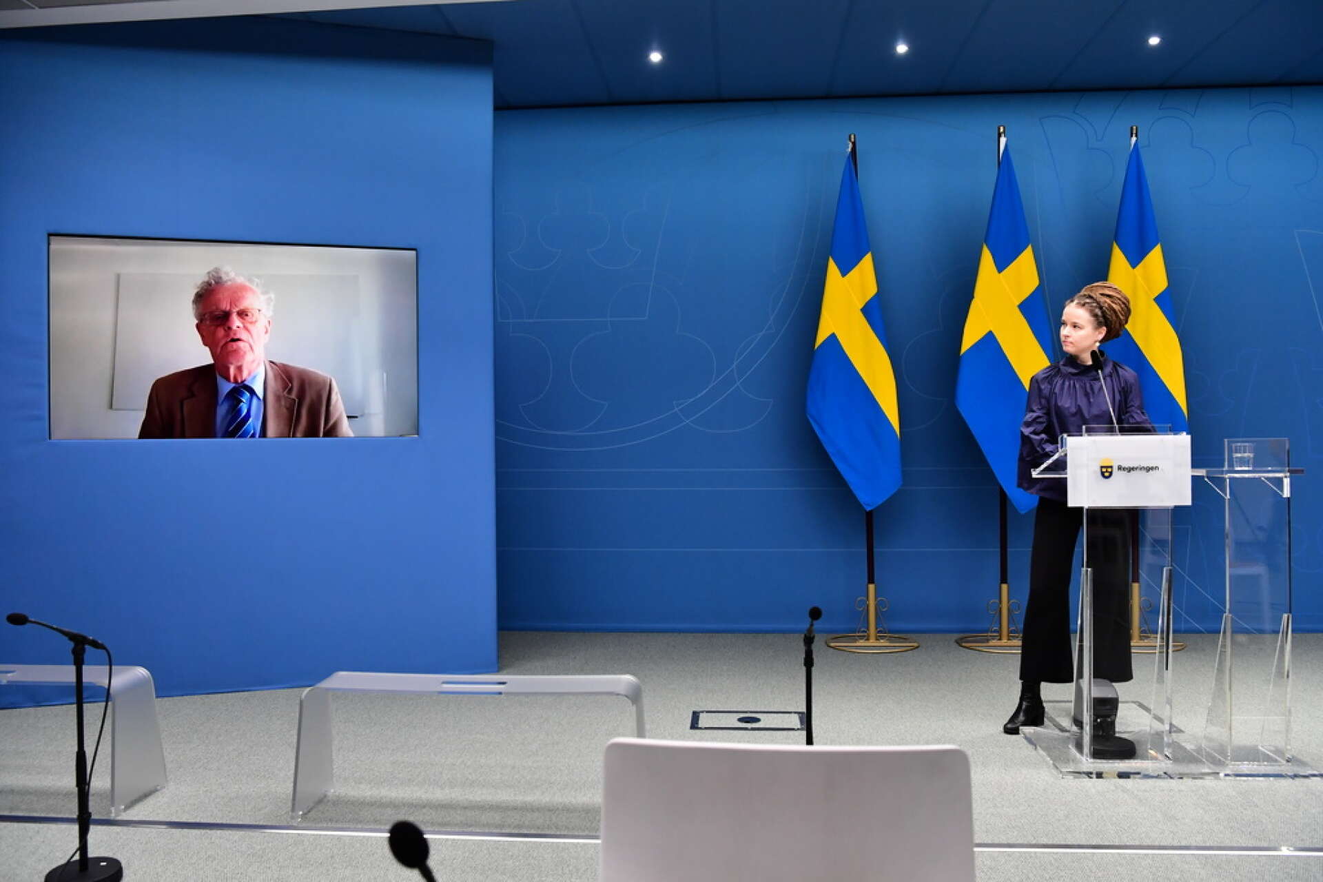 Idrottsminister Amanda Lind (S) och Riksidrottsförbundets ordförande Björn Eriksson (på länk) håller pressträff.