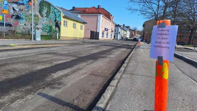 Nu fräser de bort gammal asfalt i centrala Arvika.