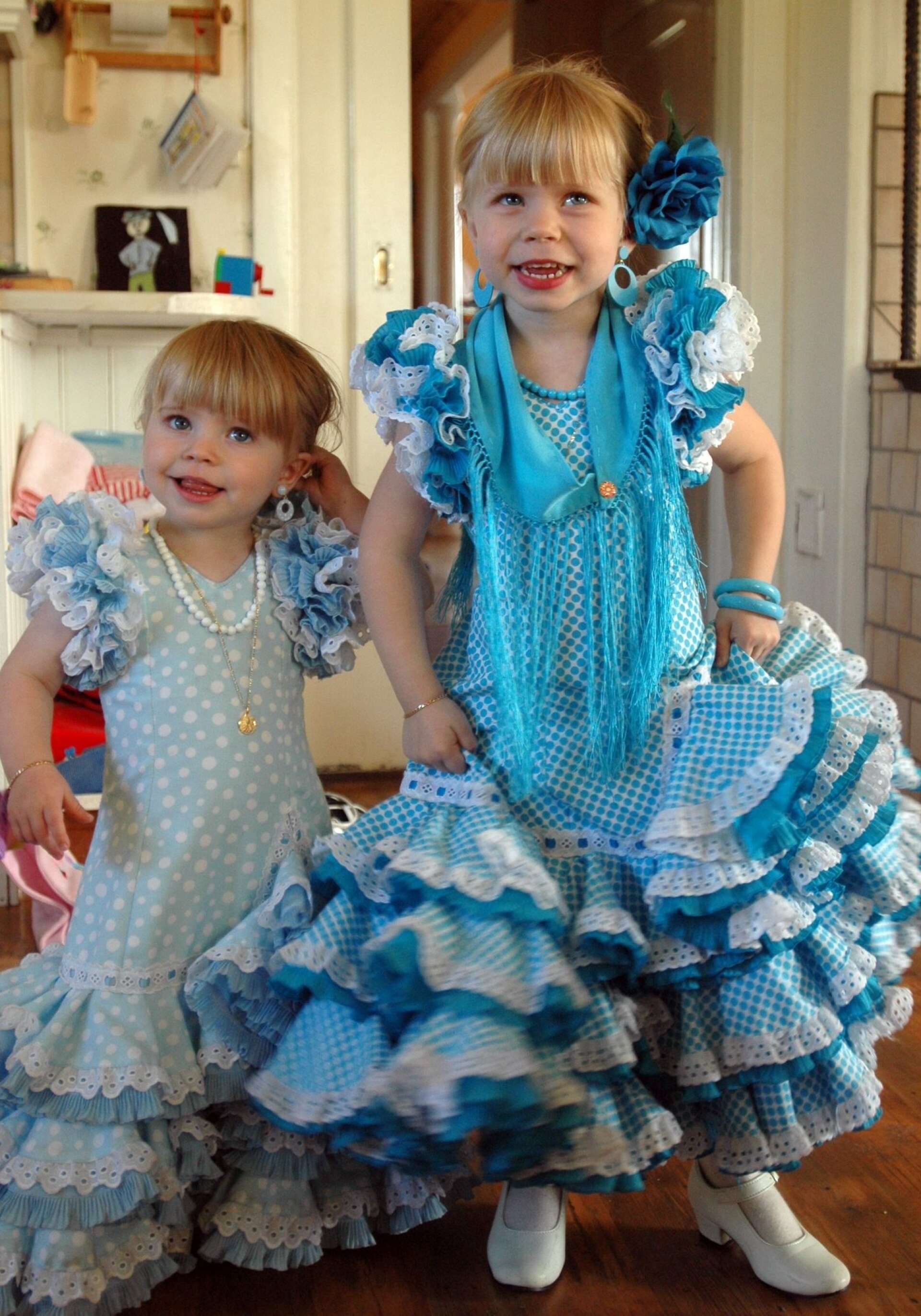 Bild från FB:s arkiv år 2009, Lillemor (höger) och hennes syster Anna-Karin tränade flamenco hemma på köksgolvet i Ivarsbjörke.