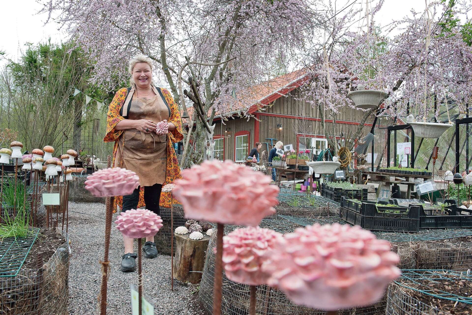 I PARADISET. Mitt i paradiset bland betonggjutna blommor, kycklingar och sina odlingar. trivs Helena Gustafsson Hedberg bäst. ”Blommorna i betong är det som säljer bäst på våren innan allt slår ut”, säger Helena.
