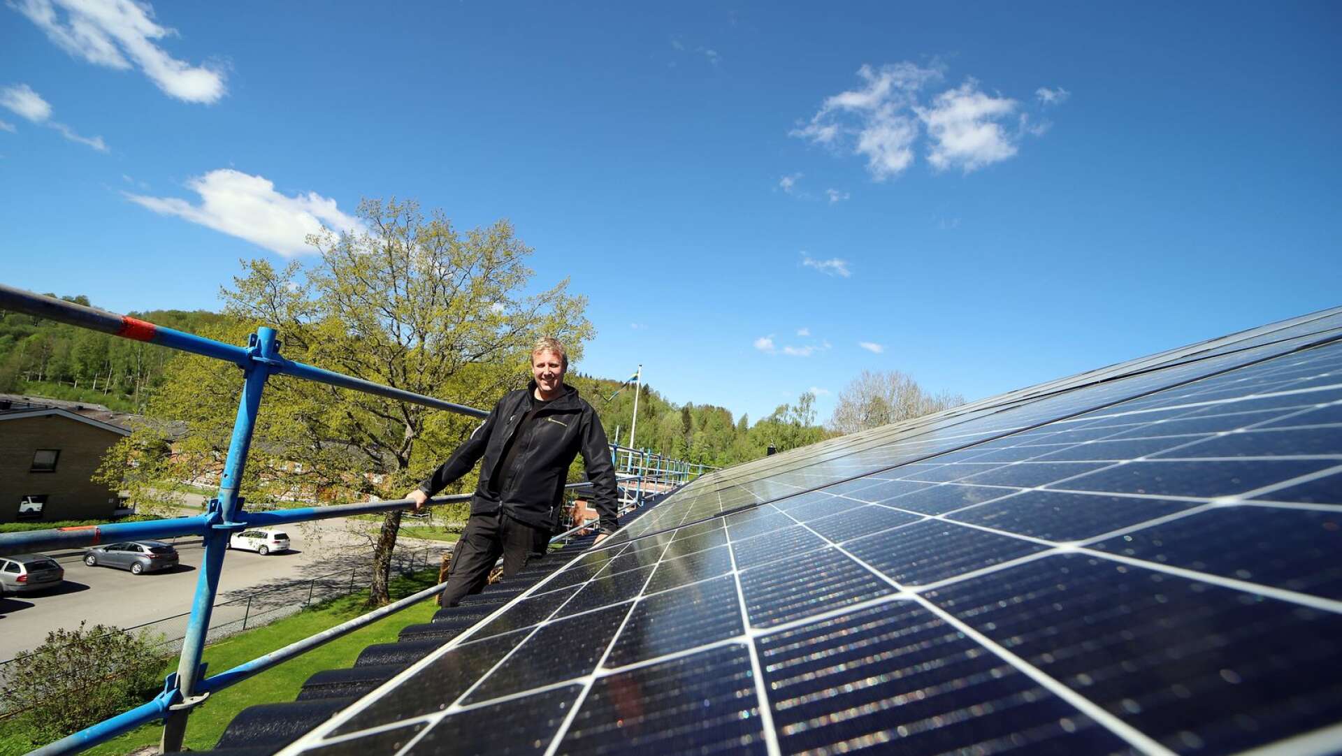 Fredrik Johansson är fastighetsschef på Bengtsfordhus AB. Här på en av de delar av taket på Granåsgården som fått solceller.